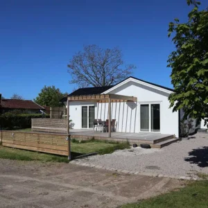 Nybyggt staket och altan i Varberg. Ett utomhusprojekt och renovering av Byggtjänst i Träslöv AB.