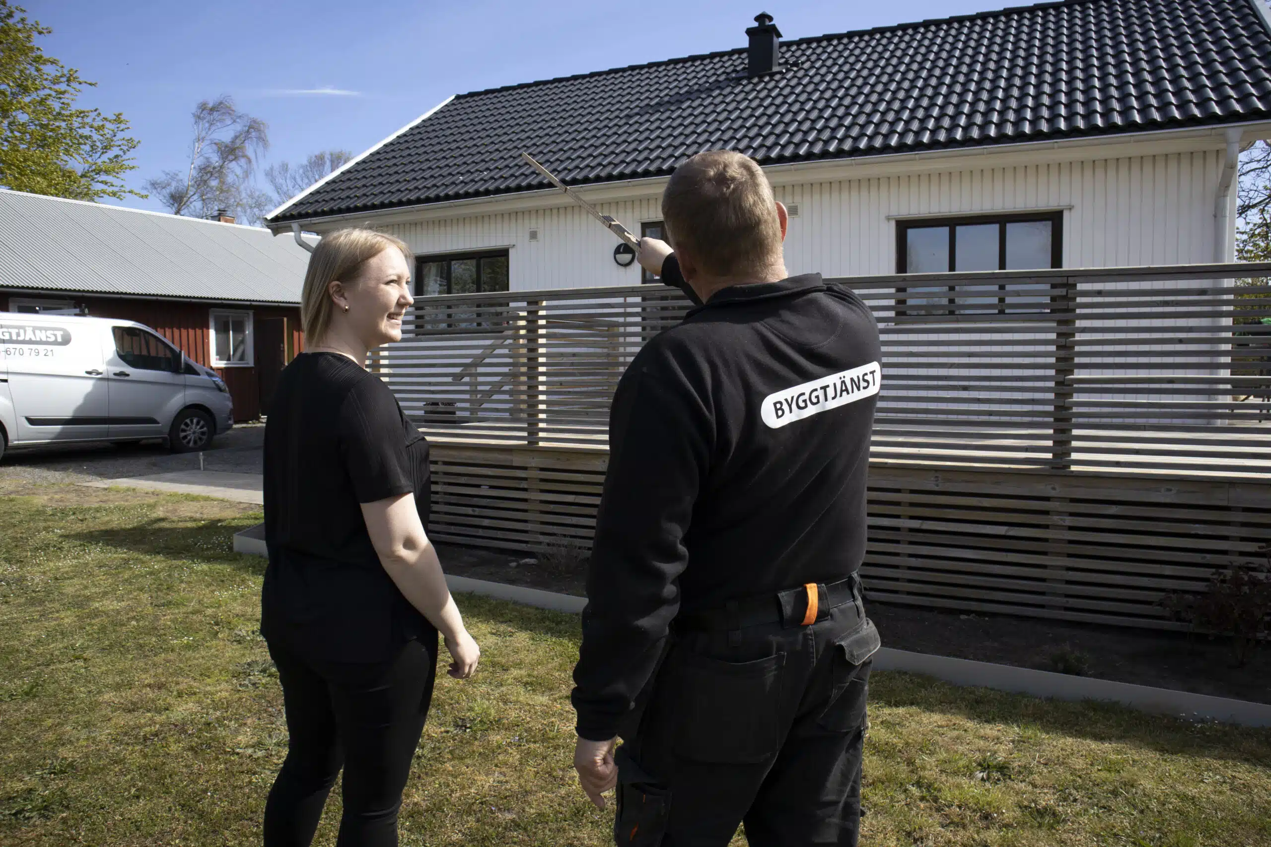 En representant från Byggtjänst i Träslöv AB på ett personligt kundbesök hos en villaägare i Varberg för att diskutera ett kommande byggprojekt.
