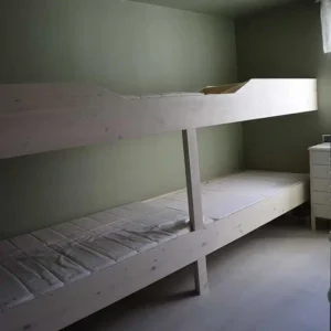 Platsbyggd våningssäng anpassad till rummet, platsbyggd av snickare i Varberg.