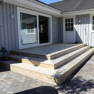 Stabil och snyggt platsbyggd trätrappa utomhus. Ett noggrant hantverk utfört av erfarna snickare från Byggtjänst i Träslöv AB i Varberg.