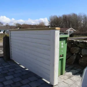 Soptunnestaket i trä byggt av erfarna snickare i Varberg - Byggtjänst i Träslöv AB.