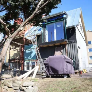 Invändigt arbete med montering av takstolar under en tillbyggnad. Byggprojekt utfört av våra snickare i Varberg.
