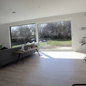 Ljus och snygg interiör efter en omfattande totalrenovering och tillbyggnad inomhus. Invändigt snickeriarbete utfört av Byggtjänst i Träslöv AB i Varberg.
