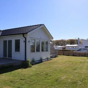 Snyggt platsbyggt trästaket och altan från ett utomhusprojekt och totalrenovering i Varberg, utfört av Byggtjänst i Träslöv AB.