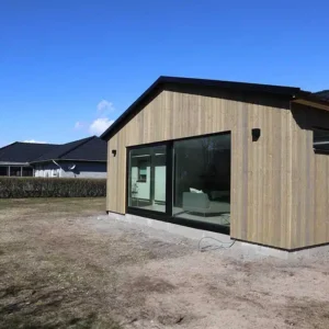 Ett vackert och inbjudande utbygge som smälter väl in i omgivningen och ger huset ny rymd. Låt oss förverkliga dina drömmar kring om- och tillbyggnad i Varberg.