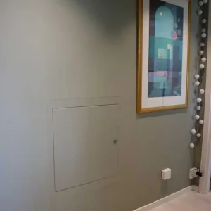 Snyggt installerat vattenfördelarskåp i väggen, ett viktigt moment för säker vattenutdragning vid exempelvis en badrumsrenovering i Varberg.